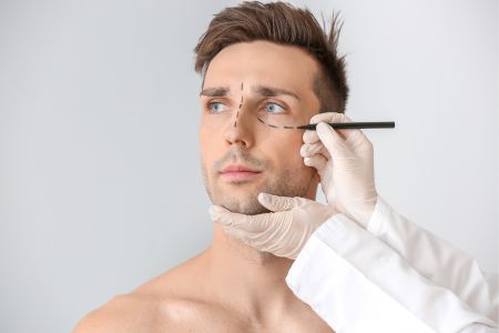 Anche gli uomini amano prendersi cura di sè stessi: medicina e chirurgia estetica al maschile